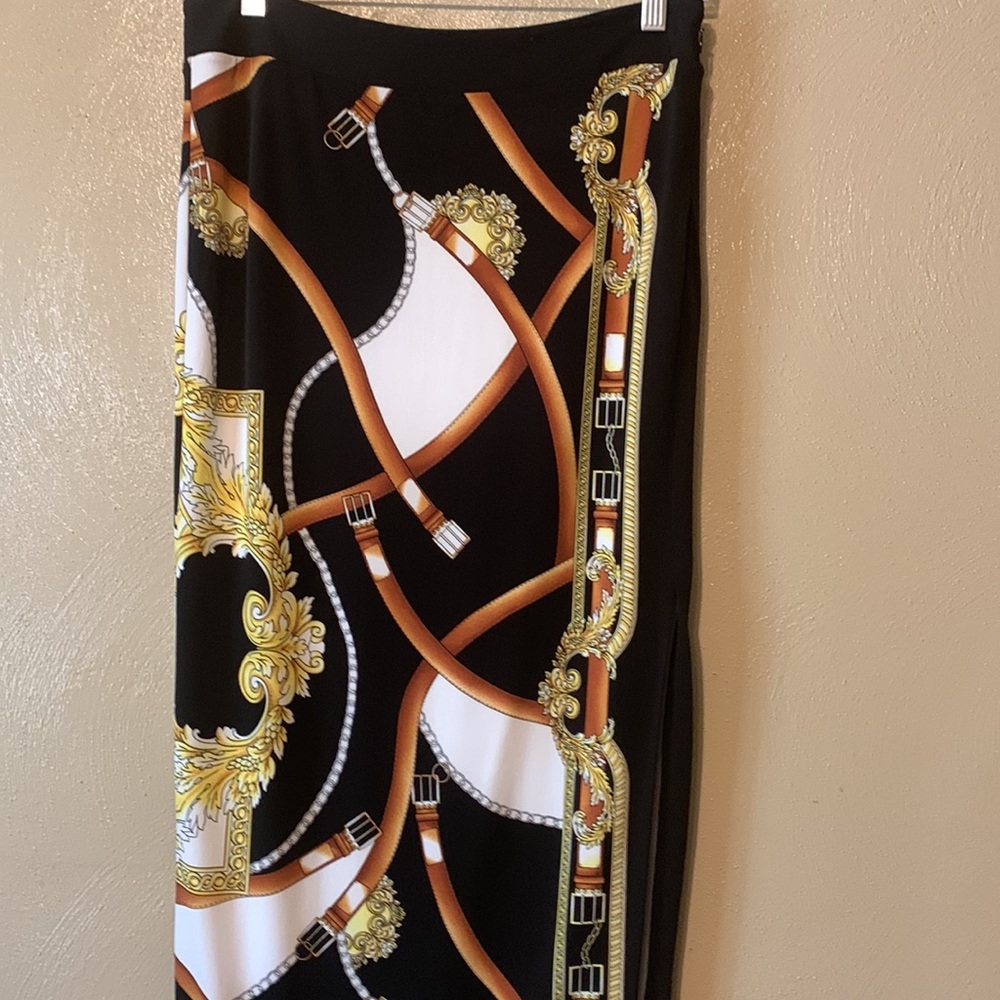 Cache Size 2 Beautiful Designed Maxi Skirt Side S… - image 2